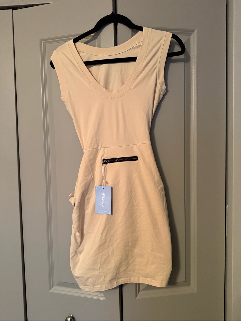 Sleeveless Cream Scoop-Neck Dress with Front Zip Pocket and wrap back